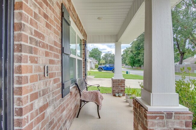 Foto del edificio - Spacious Cottage-Style Home Near UWF, Navy Federal & West Florida Hospital with Private Upstairs ...