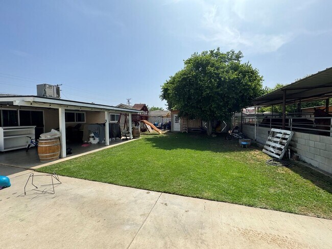 Building Photo - 3 bed /1 bath / large lot /  Horse Property