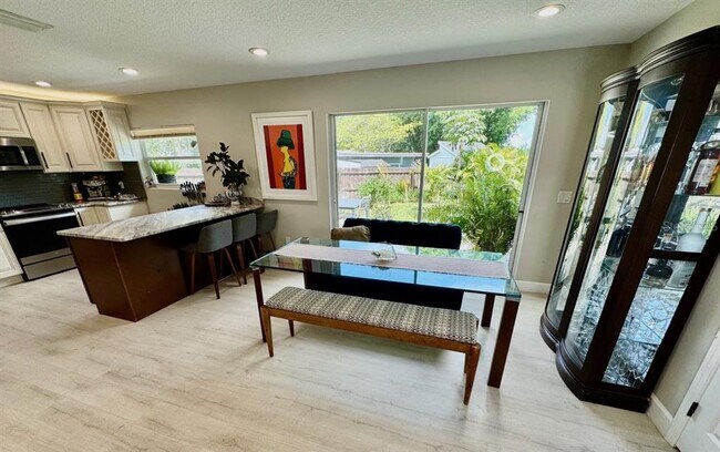 Foto del edificio - 1815 Barker Dr