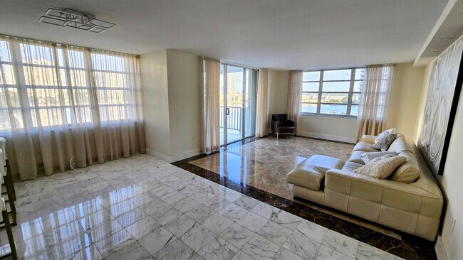Foto del edificio - 2780 NE 183rd St