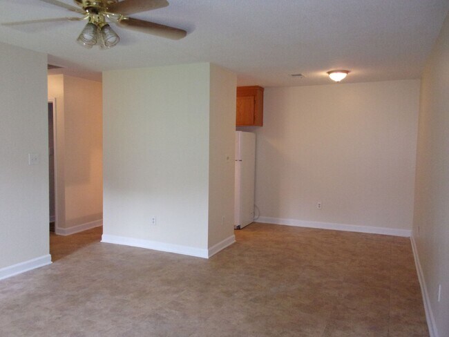 Foto del edificio - 1102-102 Chandler Drive