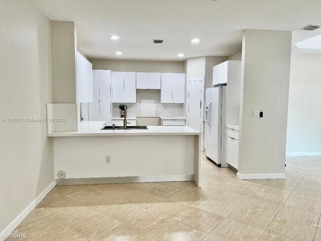 Foto del edificio - 3 br, 2.5 bath Townhome - 11190 NW 73rd Te...