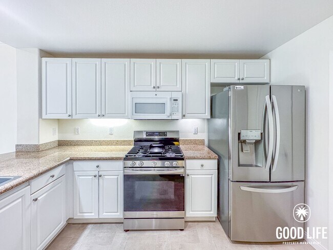 Foto del edificio - OC: Spacious 2BD/2.5BA Condo in Irvine with Resort-Style Amenities, Private Balcony & In-Unit Lau...