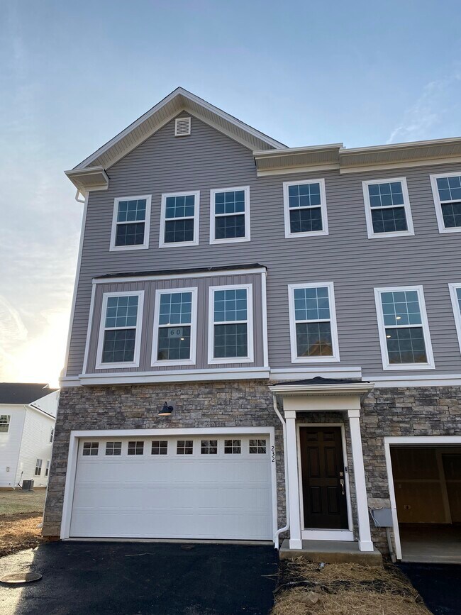 Building Photo - 232 Red Leaf Ln