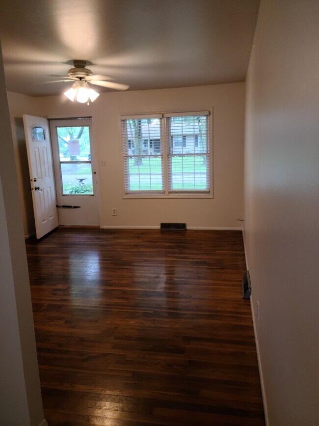 Suelos de madera en la sala de estar. - 606 S 20th St