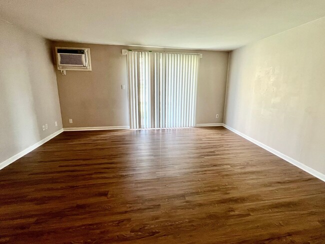 Building Photo - Spacious 1 Bed Apartment Right Across from...