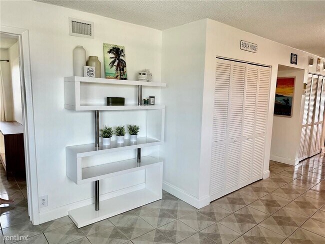 Foto del edificio - 2 br, 2 bath Condo - 1975 SE 3rd St Apt 403