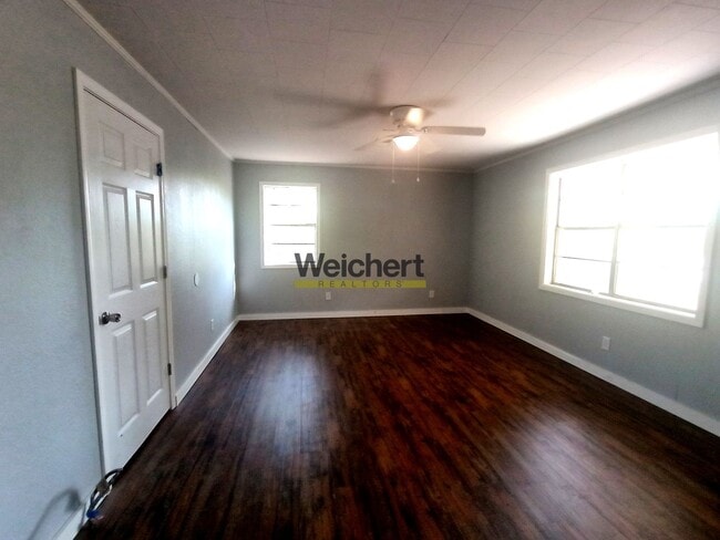 Foto del edificio - Remodeled 3bed/1bath with fenced backyard