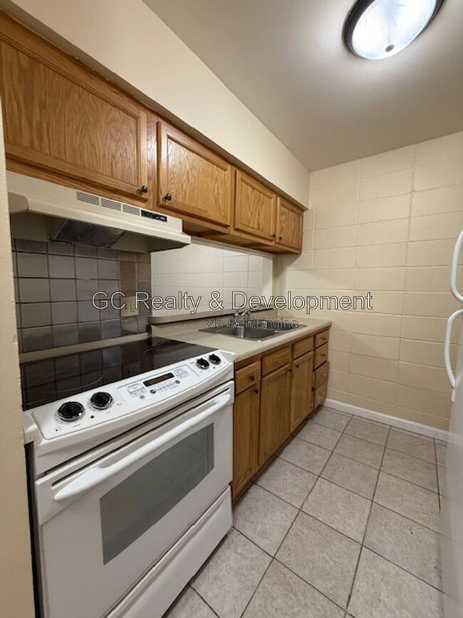 Building Photo - 245 Uteg St