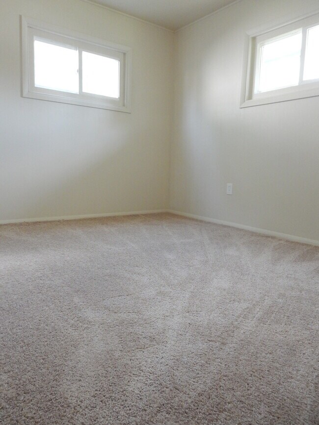 Foto del edificio - 4 Bedroom-2 Bathroom-Central Air-Expanded