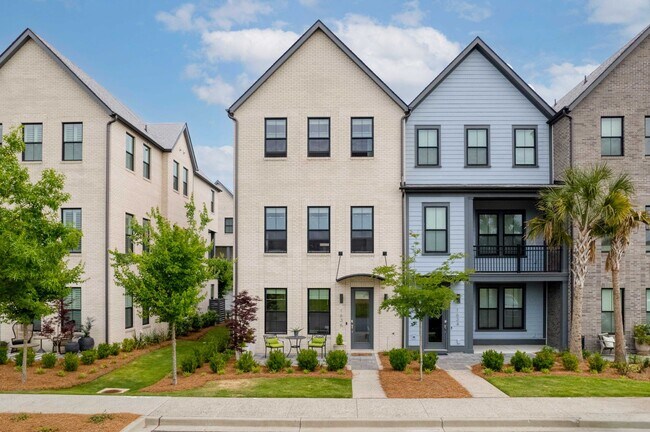 Building Photo - NEW PRICE & FREE MONTH OF RENT! Luxurious ...