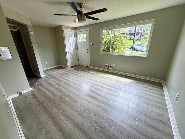 Foto del edificio - Comfortable 3-Bedroom Ranch with Yard, Garage & Bonus Basement Space