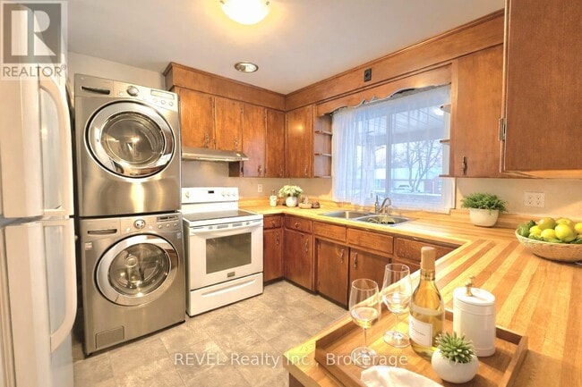 Building Photo - 63 Thompson Ave