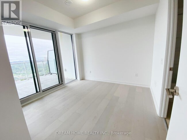 Photo du bâtiment - 50-2250 O'Neill Rd