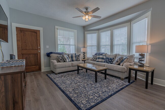 Building Photo - 1015 Post Office St