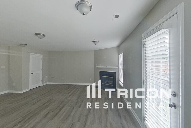 Foto del edificio - 10001 Juniper Dr