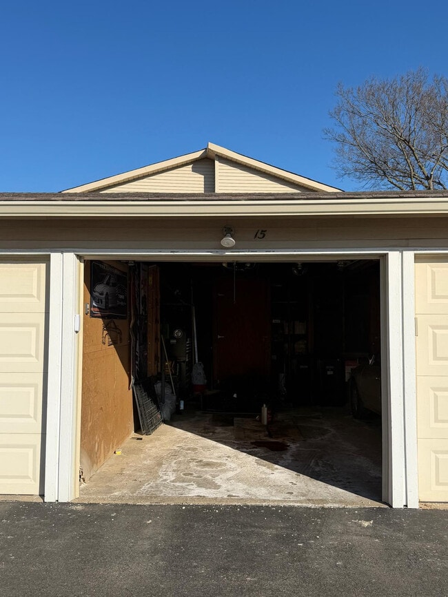 Building Photo - 15 Constitution Ct