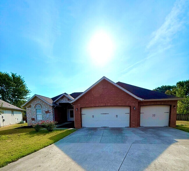 Building Photo - 3 Car Garage, South East Springfield - Caltapa Station Subdivision