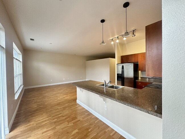 Building Photo - Great 2 bed 2 bath Loft in DTC - Move in S...