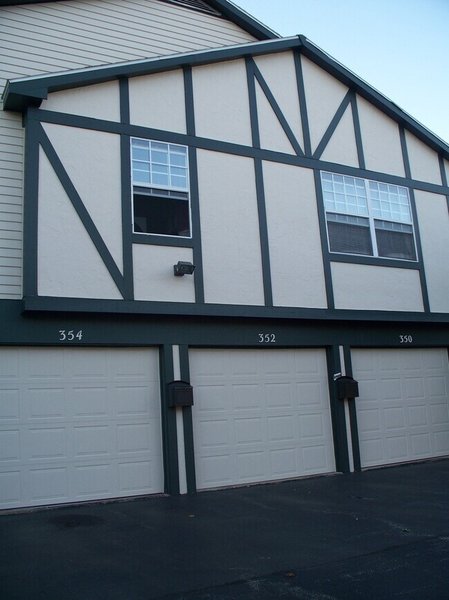 Foto del edificio - Beautiful 2 bd 1 1/2 ba as soon as July 1 move-in. Great Vernon Hills location!