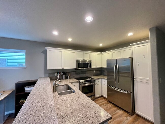 Building Photo - Fabulous Bethany 3 Bed 2..5 Bath! Community Trails, A/C, Garage ~ Convenient to Nike, Intel & More!