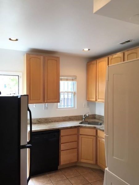 Building Photo - 927 8th St NE