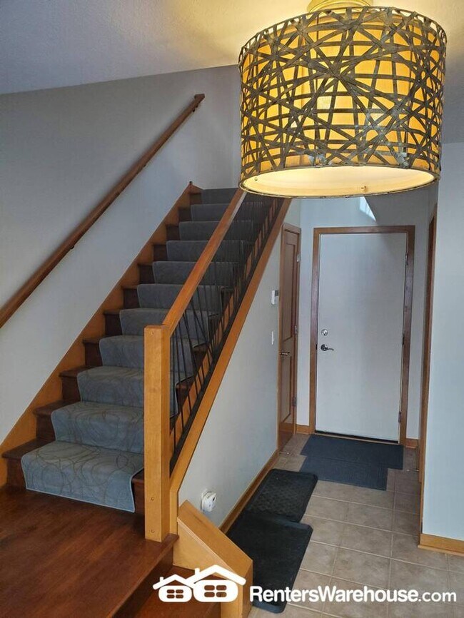 Building Photo - 2 Bedroom, 4 Bath Townhouse in a Great River Front Location! Available 11/4.