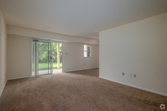 Living Room - 5 Rm, 2 Bd, 1 Ba - 1,000SF - Bucks Run Apts.