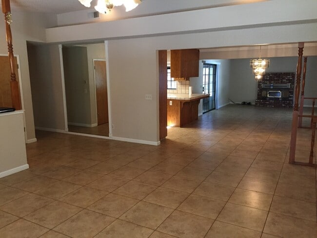 Building Photo - Single Family Home