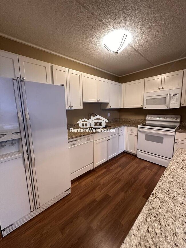 Building Photo - Top-Floor Living with Style and Convenience