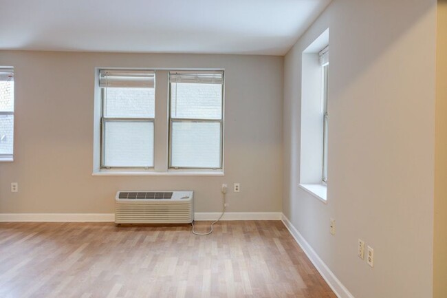 Foto del edificio - Spacious Studio Across from Meridian Hill ...