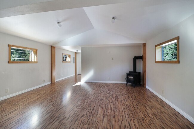 Building Photo - 1 Bed 1 Bath - Private Entrance Loft Above...