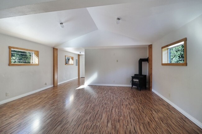 Foto del edificio - 1 Bed 1 Bath - Private Entrance Loft Above...
