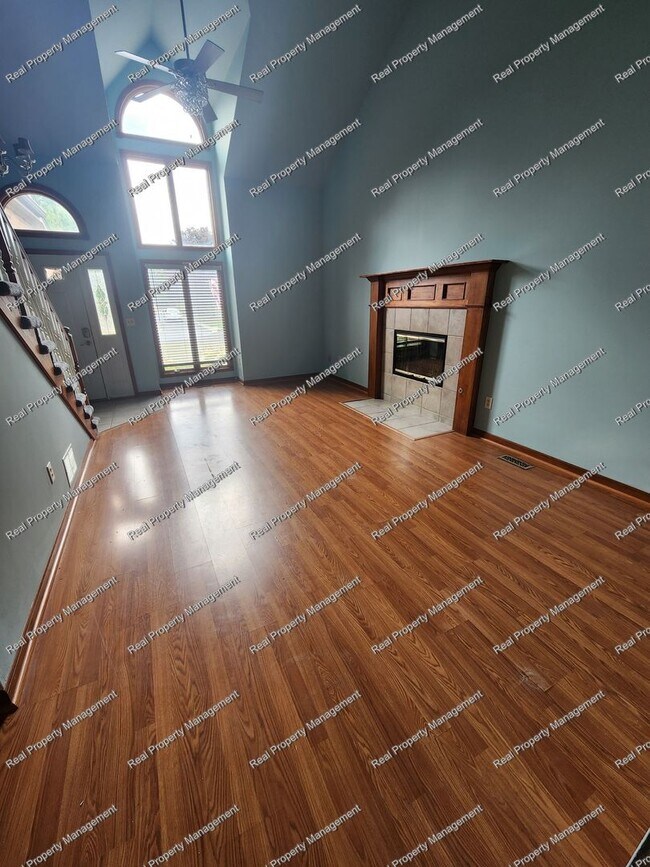 Building Photo - Large 2 Bedroom Townhome