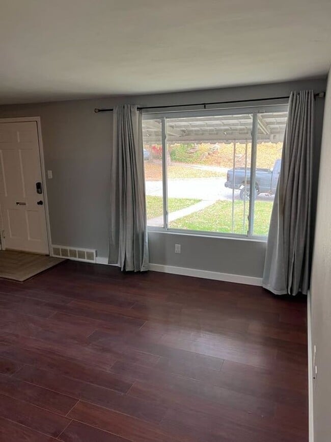 Building Photo - Newly Renovated 3 Bedroom, 2 Bathroom Home...