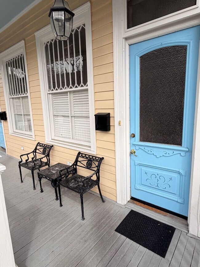 Building Photo - Gorgeous 1BD/1.5BA Uptown