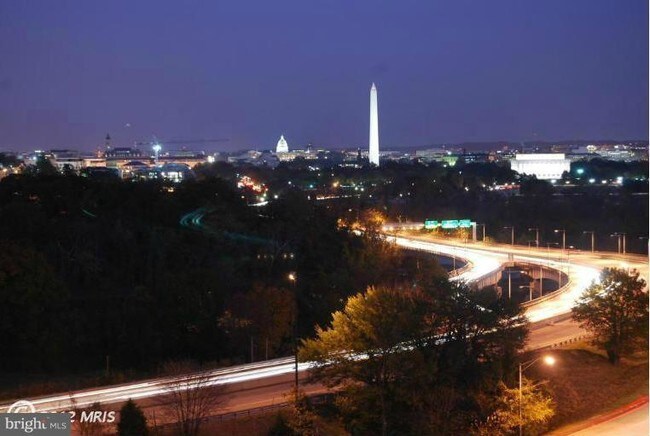 Foto del edificio - 1011 Arlington Blvd