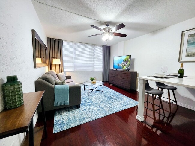 Foto del edificio - Modern Downtown Living with Comfort, Security & Style