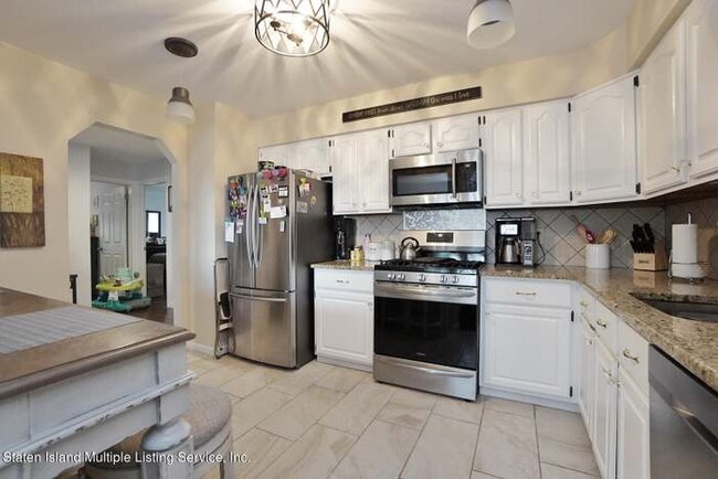 Building Photo - 8 Hemlock Ct