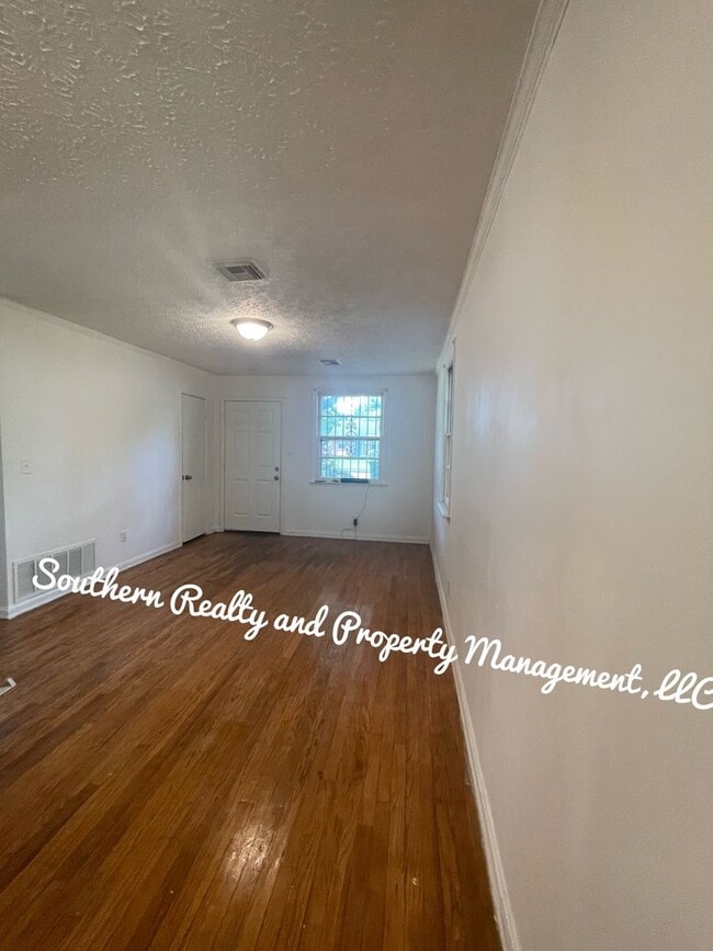 Building Photo - Super Cute newly renovated Home