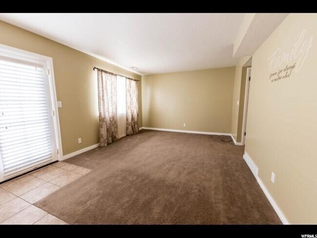 Foto del edificio - 3 Bedroom 1.5 Bath Magna Condo. Pets Welcome