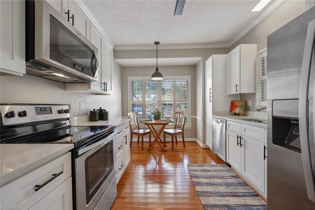 Foto del edificio - 1822 Oakcrest Ct