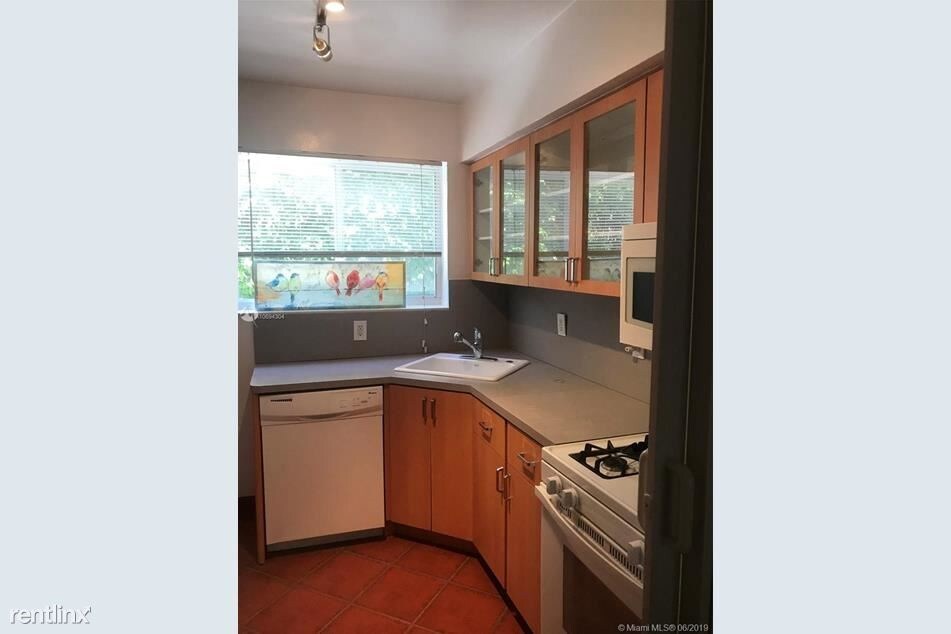 Building Photo - 1 br, 1 bath  - 4800 Pine Tree Dr 103