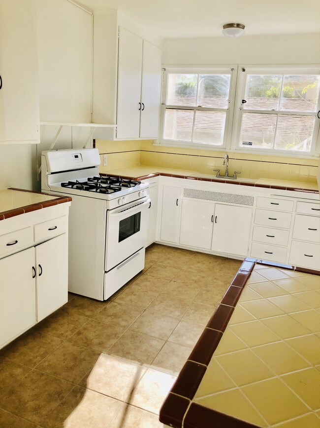 Kitchen with breakfast area - 10358 Ashton Ave