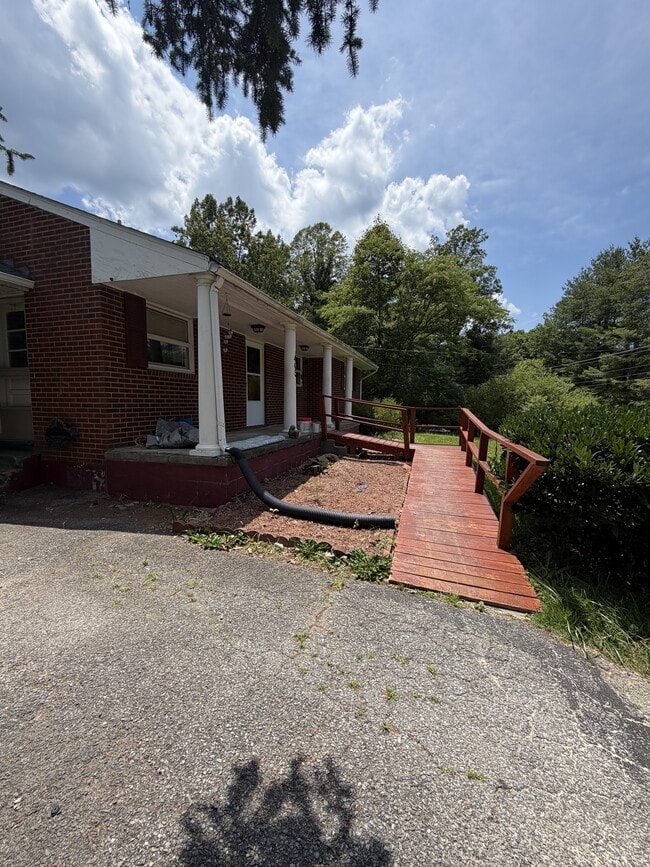 Building Photo - 405 Winesap Rd