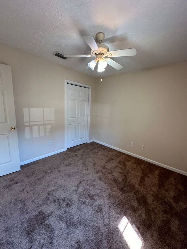 Foto del edificio - 3 Bed 2 Bath located in the Palm Cove Gated Community!