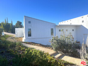 Building Photo - 6524 Dume Dr