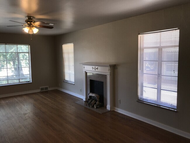 Building Photo - 3 bed home in historic area for rent near the Paseo district, on Hudson between NW 23rd and NW 36th.
