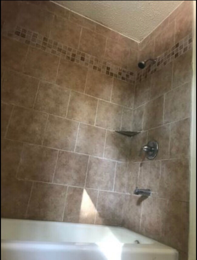 Foto del edificio - 615 Emerald Dr