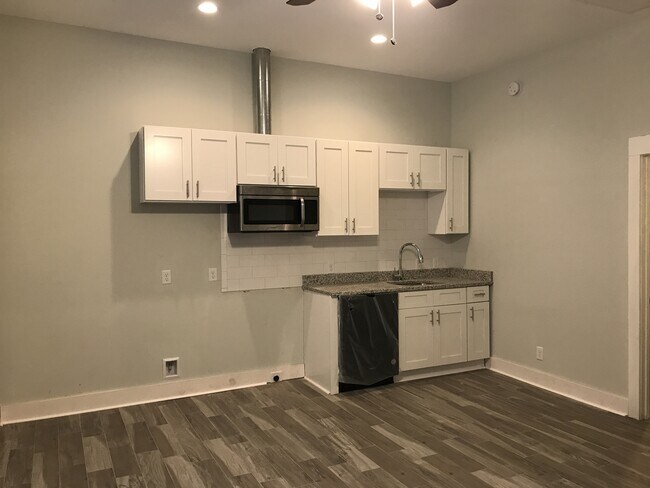 Building Photo - New Listing! Pearl Street Apartment